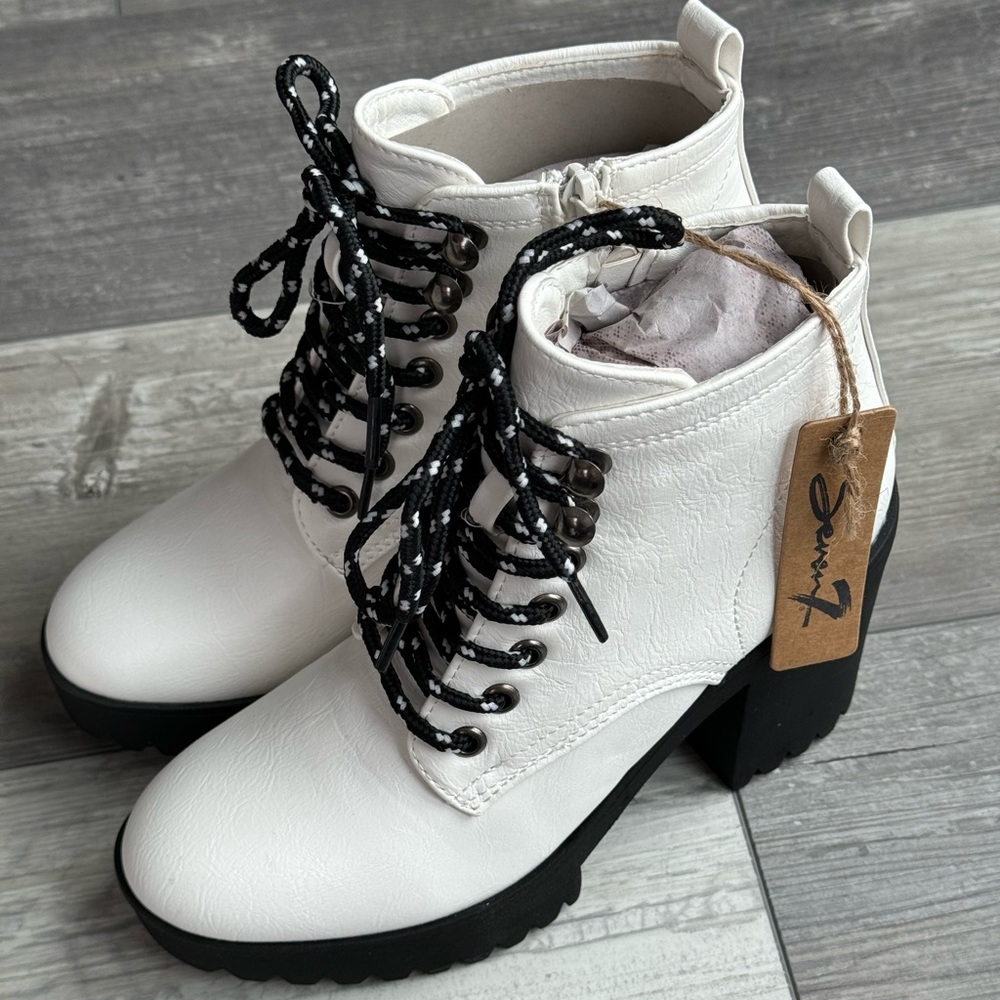 Seven7 flatiron boots white new without box size 6